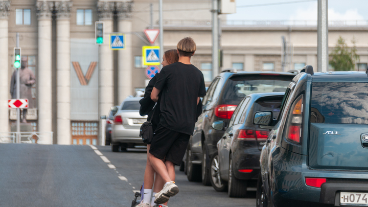 Водителя электросамоката, который сбил беременную девушку, хотят признать пострадавшим