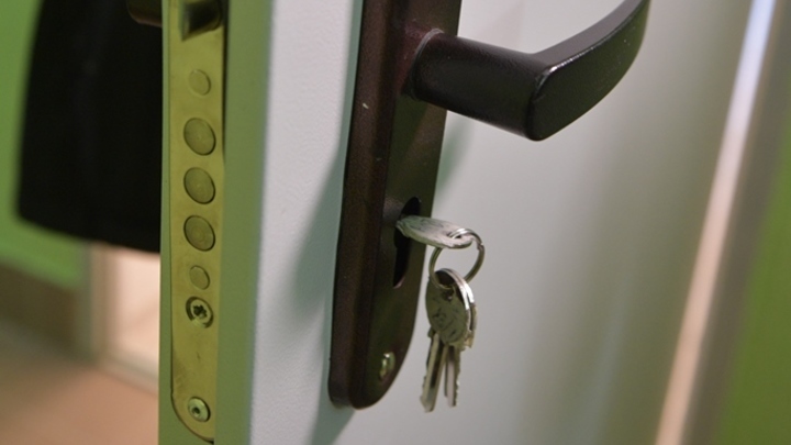 Жительница Кузбасса вселилась в собственную квартиру после вмешательства приставов