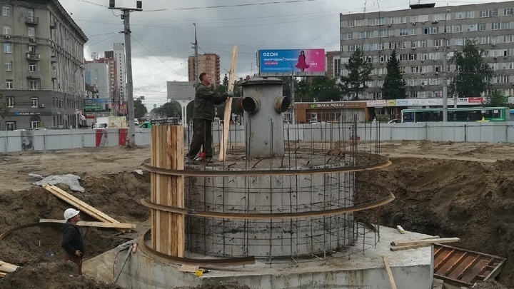 Началась контрольная сборка стелы Новосибирск - Город трудовой доблести на площади Калинина