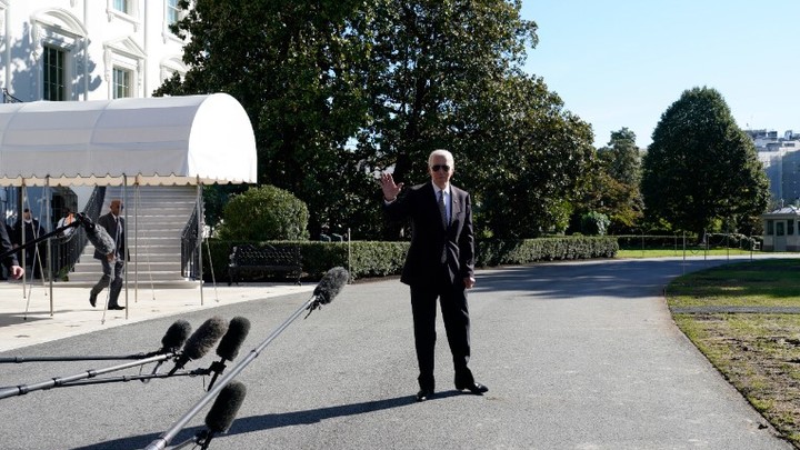 Байден снова рассмешил Америку: Медленно пятится, как Гомер Симпсон