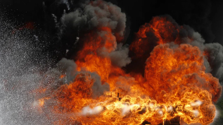 Дым до небес: Крупный пожар вспыхнул возле стадиона Зенита в Петербурге