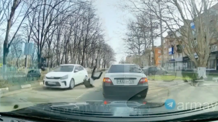 Подбросило в воздух: в Армавире женщина сбила двух школьников на дороге