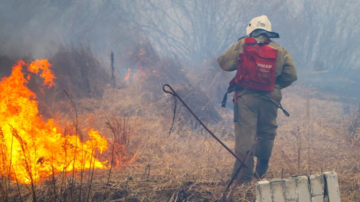 В Кургане сотрудники МЧС локализовали пожар на шоссе имени Тюнина