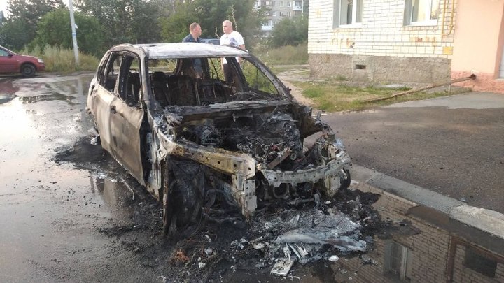 Автомобиль с пиротехникой сгорел на Бору, устроив фейерверк