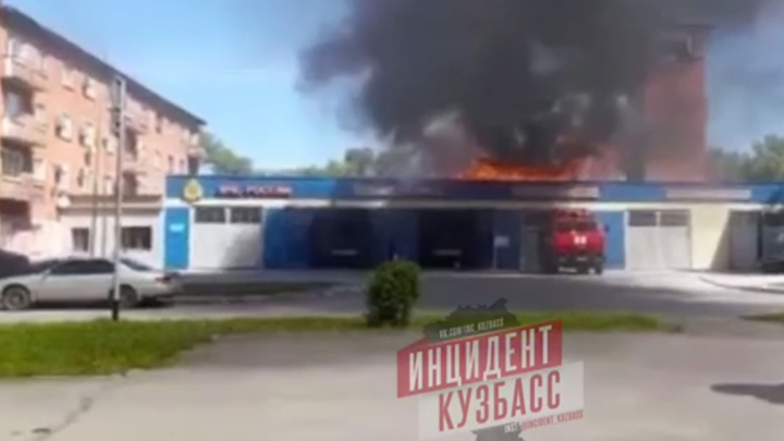 В Кемерове у пожарного депо МЧС загорелась крыша