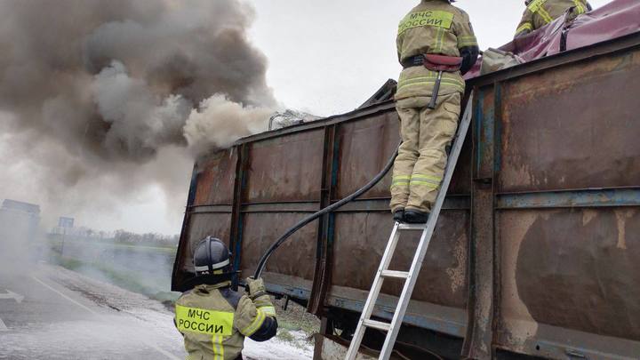 В Кавказском районе после ДТП сгорел грузовик с прицепом