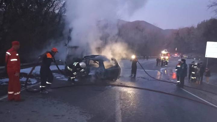 В Лазаревском районе после лобового ДТП с фурой заживо сгорел водитель Нивы