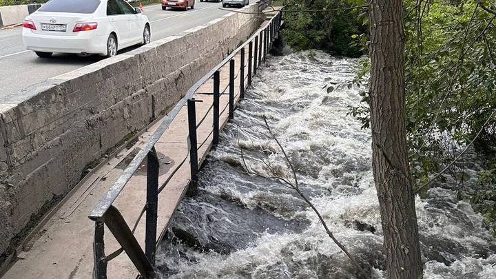 В Челябинске из-за потока воды закрыли хитрый мостик