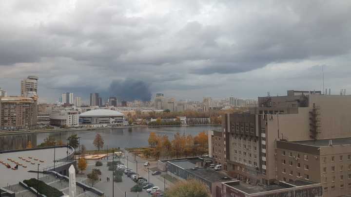 В Екатеринбурге полыхает административное здание на Бебеля