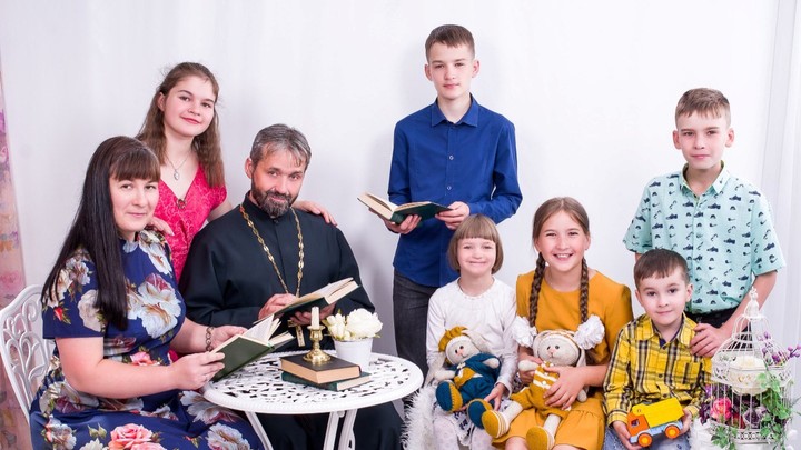 Многодетная семья священника из Кузбасса победила в федеральном конкурсе