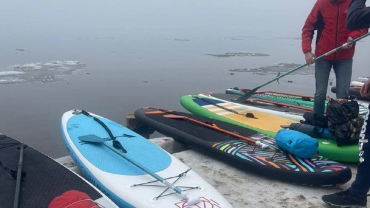 Среди льдин поплыли по Волге в середине апреля на сапах самарцы