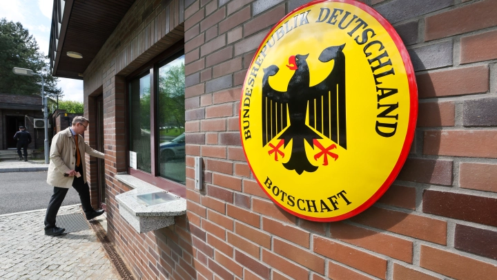 Русский уже учу: Немецкий политик Нимайер остерёгся возвращаться в Германию и запросил гражданство России