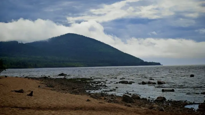 На Байкале в районе Горячинска перевернулся катер с водным диваном