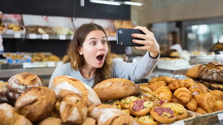 Это преступление!: Француженка в русском магазине схватилась за камеру, увидев популярный продукт