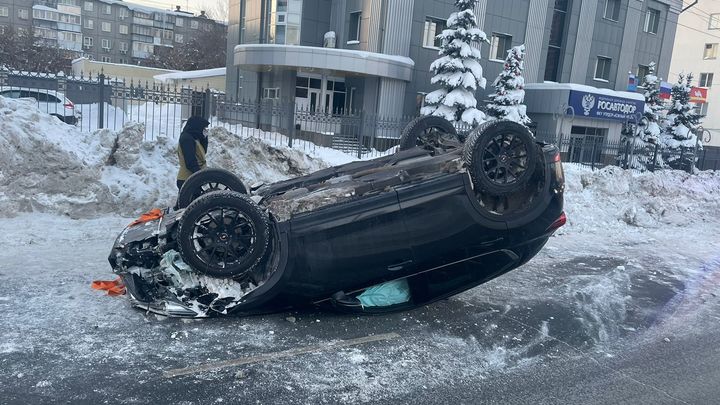 В центре Челябинска иномарка перевернулась на крышу