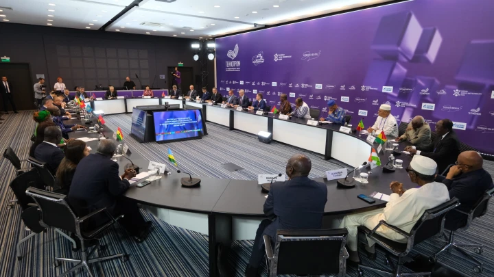 Андрей Травников приветствовал зарубежных делегатов XII Международного форума Технопром-2025