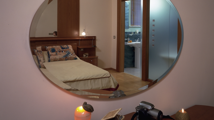 Доктор назвал самую опасную позу для сна: Стачиваются зубы, появляются щелчки