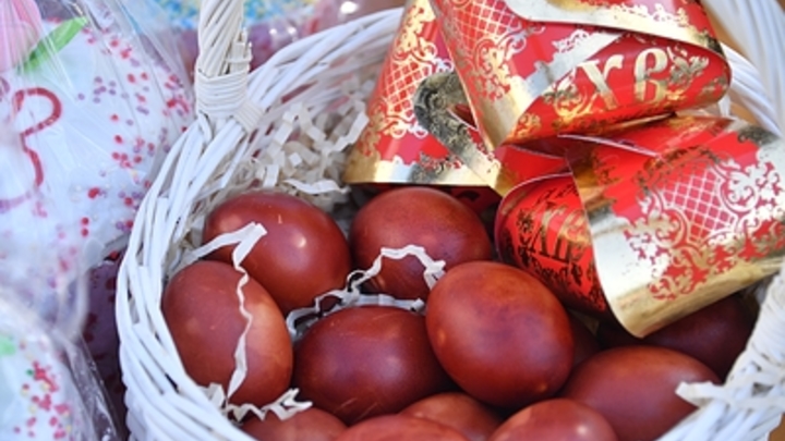 Священник объяснил, в какие цвета можно красить яйца на Пасху, а в какие нельзя