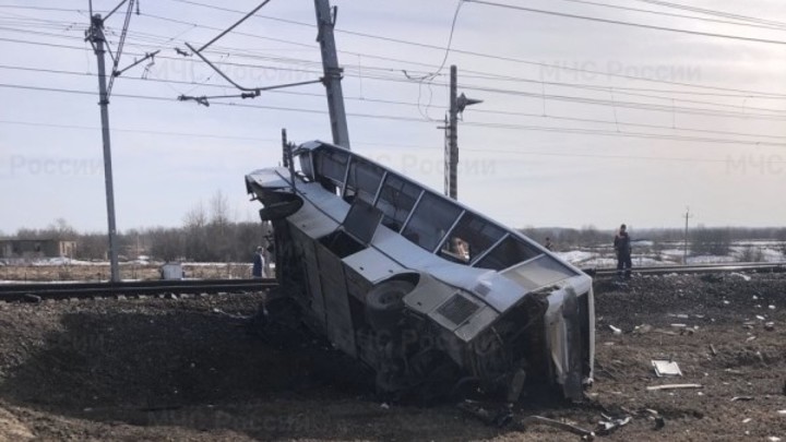 Скорый поезд протаранил пассажирский автобус в Ярославской области. Есть жертвы