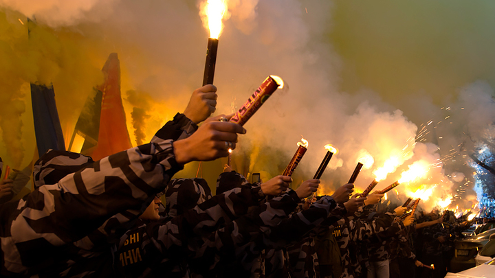 Коричневое дно: На Украине эсэсовцев хоронит президентский полк