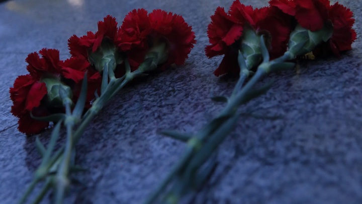 К посольству России в Ереване возложили цветы в память о погибших миротворцах