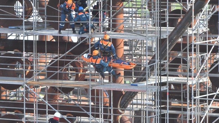 На Сахалине трое рабочих упали с 17-го этажа в шахту лифта на стройке и выжили