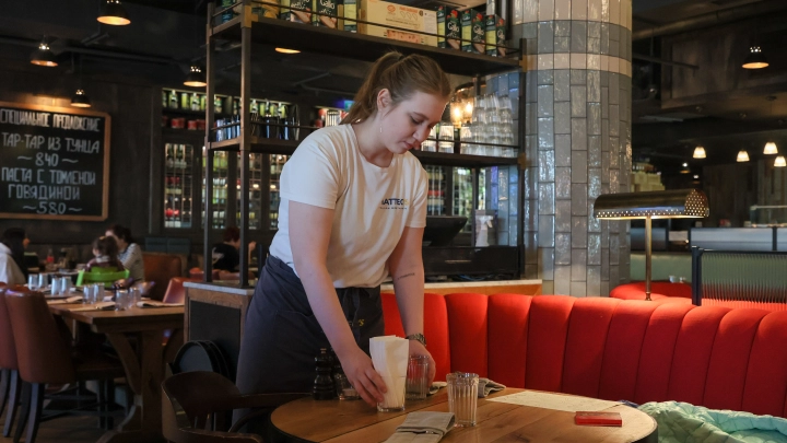 Зарплата - приятный бонус. Официантка рассказала, как купить квартиру и машину на чаевые