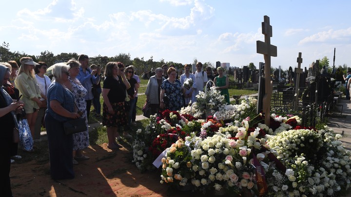 Маленькая дочка Заворотнюк Мила пришла на кладбище после похорон: Девочка принесла подарок для мамы