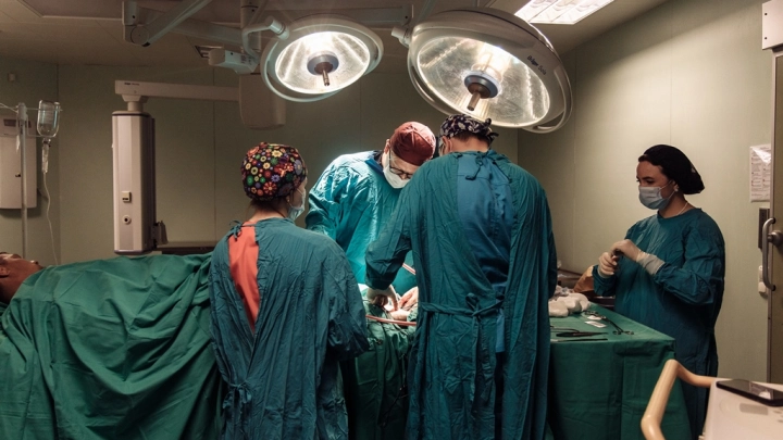 Лёха ринулся спасать людей: Медик Павлов провёл 30 операций за ночь