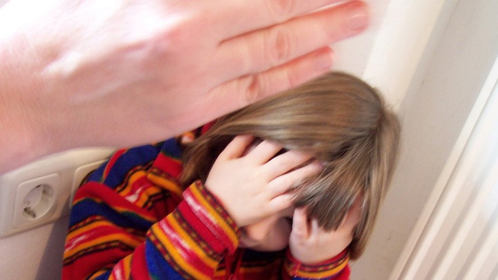 Гематома и отпечатки рук на щеках: Воспитательница избила малыша за отказ спать