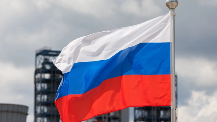 Переобулись в полете: подростки выучили гимн России после провокационной фотосессии с флагом США