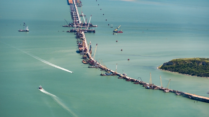 Огромные пробоины и операция по спасению: СМИ взорвались противоречивыми сведениями о ЧП с танкером