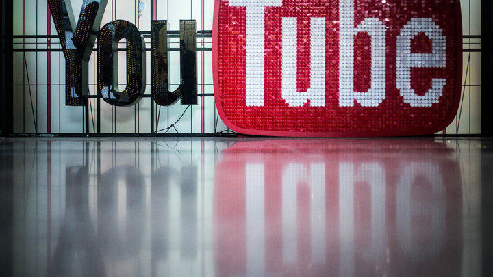 YouTube запретил пользователям есть стиральный порошок и поджигать себя