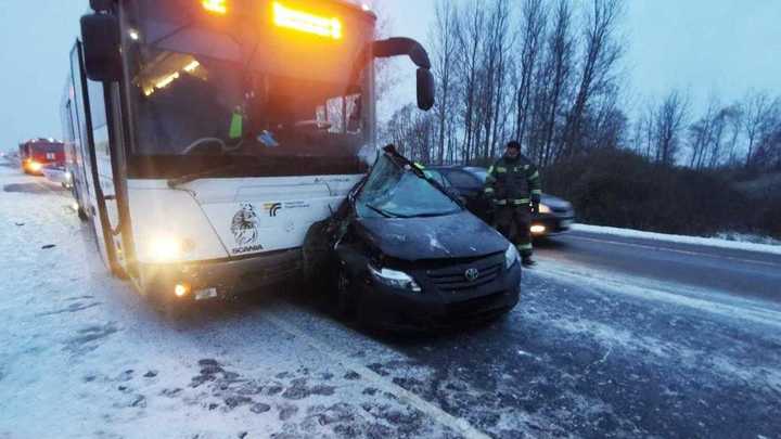 В Подмосковье междугородний автобус столкнулся с легковушкой
