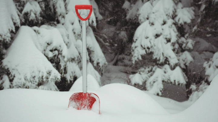 Дефицит дворников по всей России: Коммунальщики решили схитрить, теперь плачут
