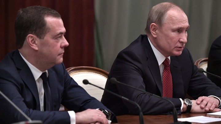 Путин ввёл Медведева первым замом в Военно-промышленную комиссию России