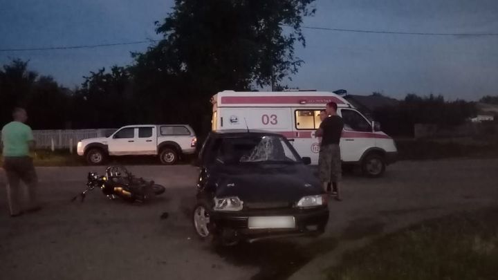 Двое подростков решили покататься на мотоцикле и попали в ДТП