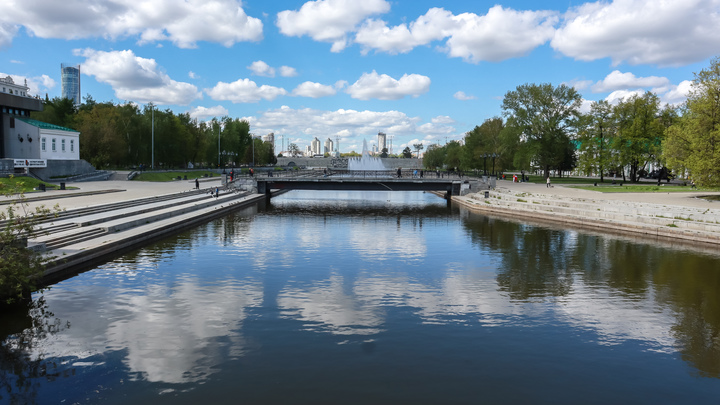 В Екатеринбурге построят пешеходный мост через реку Исеть