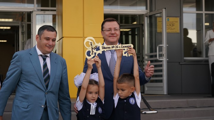 Дмитрий Азаров поздравил школьников с началом учебного года на линейке в новой самарской школе