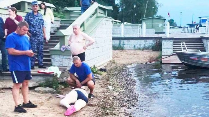 В Плесе спасатели вытащили из Волги тонувшую 81-летнюю москвичку
