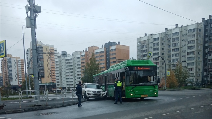 Автобус прижал внедорожник к обочине в Челябинске