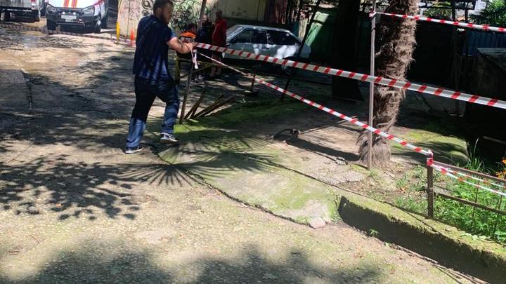 В Сочи на месте обвала подпорной стены из-за схода селя дежурят спасатели