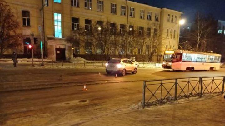 В Новосибирске девятилетний мальчик попал под колёса внедорожника