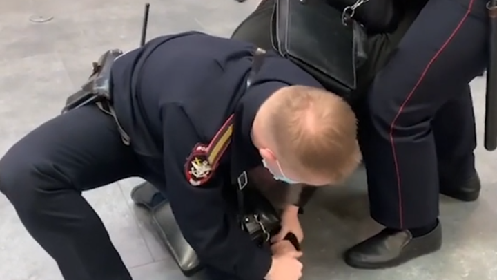 Вы чё творите?!: В Санкт-Петербурге полиция жёстко задержала заслуженного тренера России