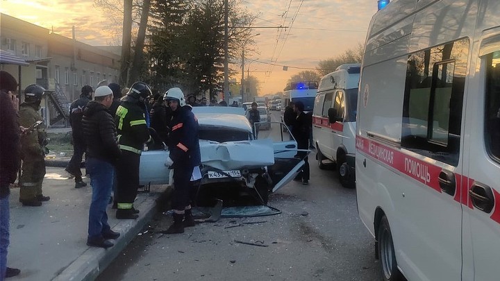 Жигули протаранили автобус ранним утром в Новосибирске