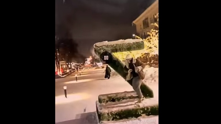 За надругательство над инсталляцией в виде буквы Z задержали мужчину в Красноярске