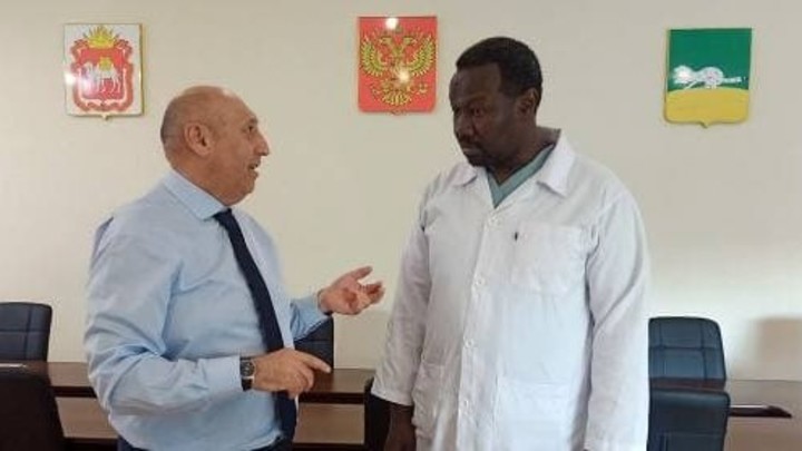 Хирургию в больнице Челябинской области возглавил чернокожий доктор