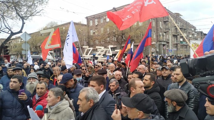 Тысячи людей поддерживают Россию в центре Еревана под бой барабанов: Союзник — рядом