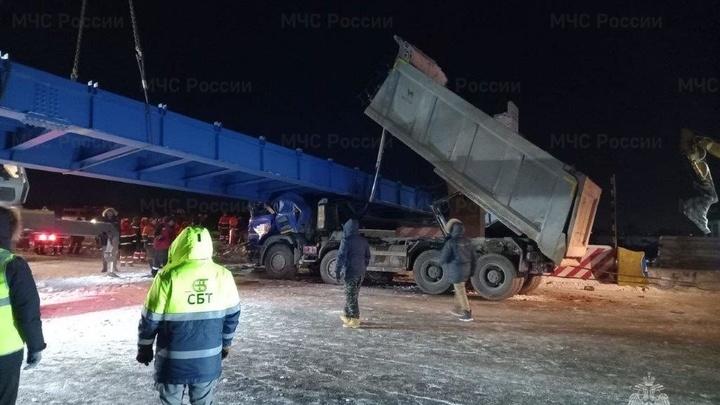Пешеходный мост обрушился на крышу самосвала на участке трассы М-5 между Уфой и Челябинском