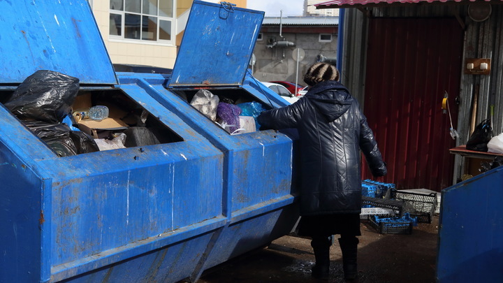 Рядом с магазином в Новосибирске устроили битву за просроченные продукты